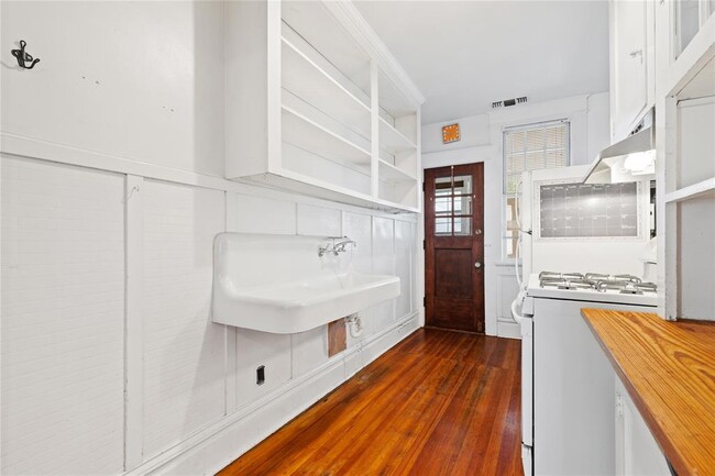 Building Photo - 806 Winbern St
