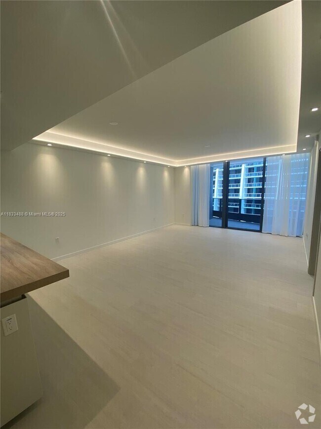 Building Photo - 1000 Brickell Plaza