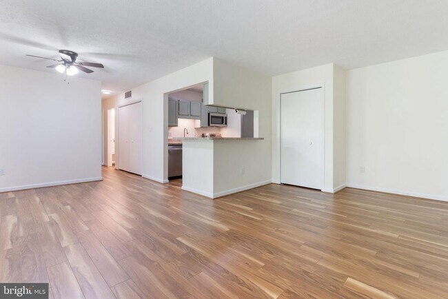 Foto del edificio - 23240 Rosewood Ct