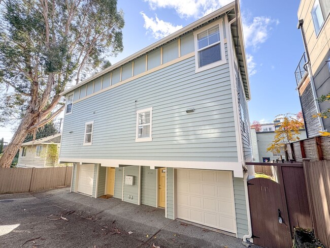 Building Photo - Spacious Wallingford 3bd/2.5bth Townhouse,...