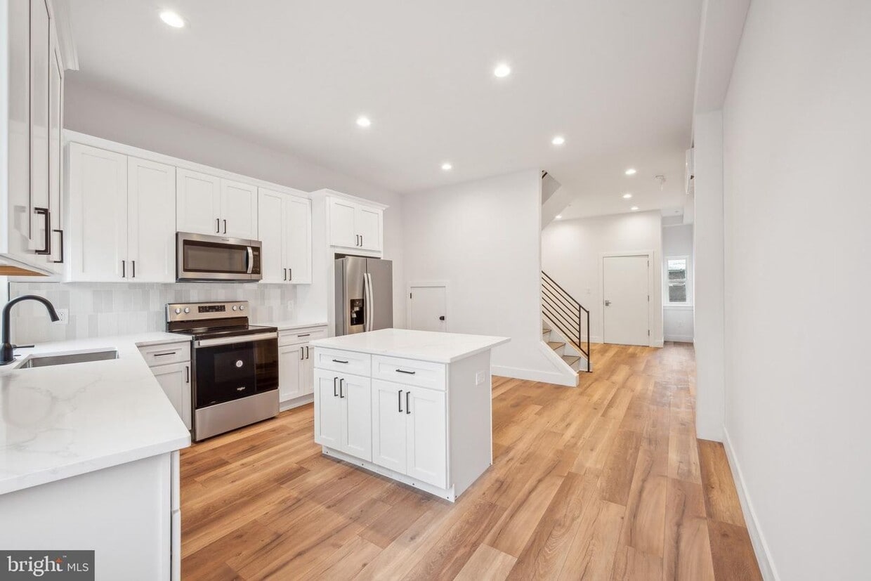 Photo - 1255 Leopard Street