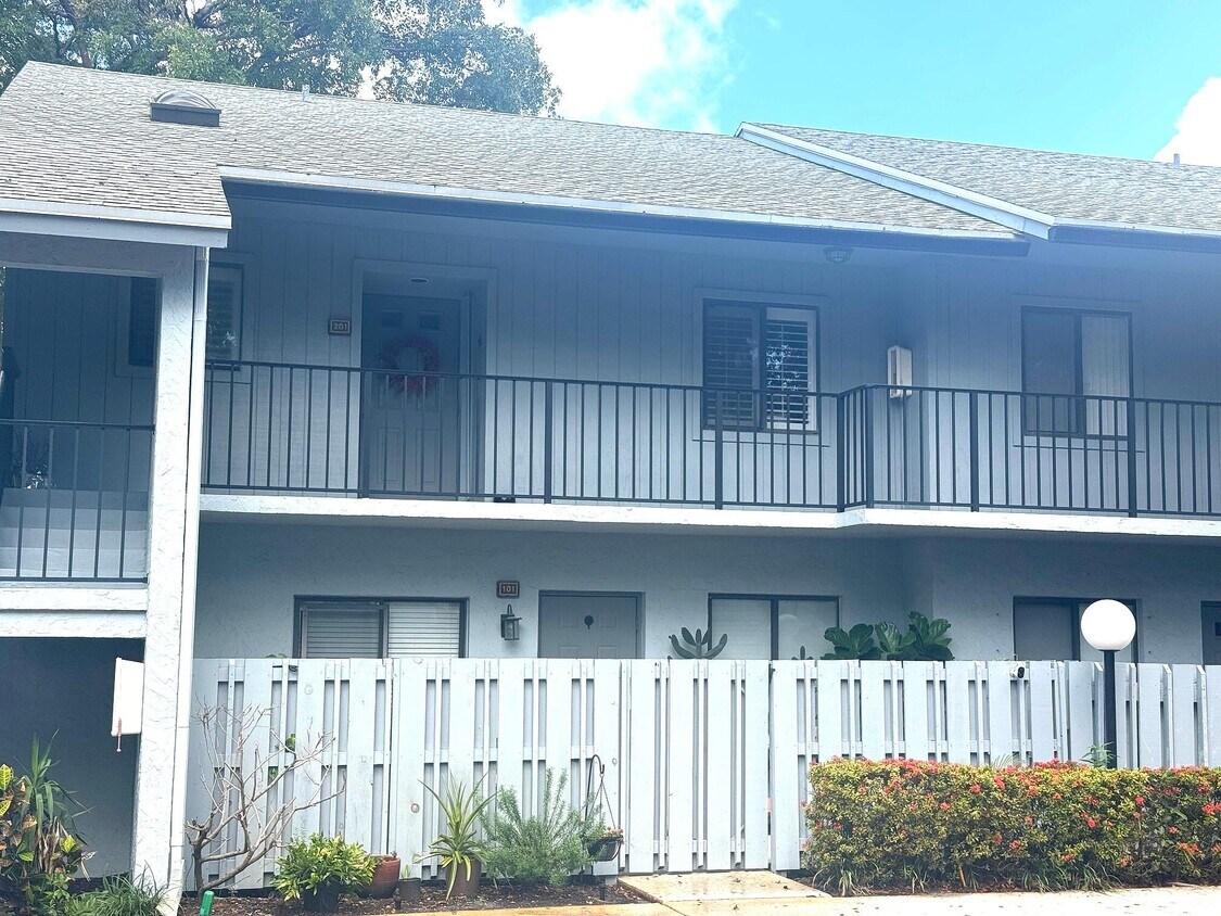 Building Photo - 2335 SW 22nd Ave