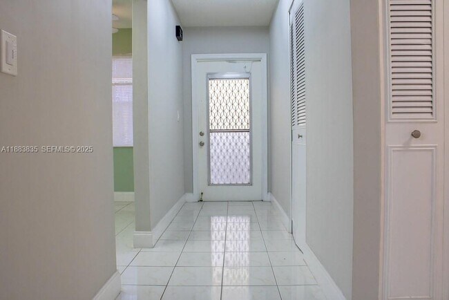 Foto del edificio - 7561 NW 1st St