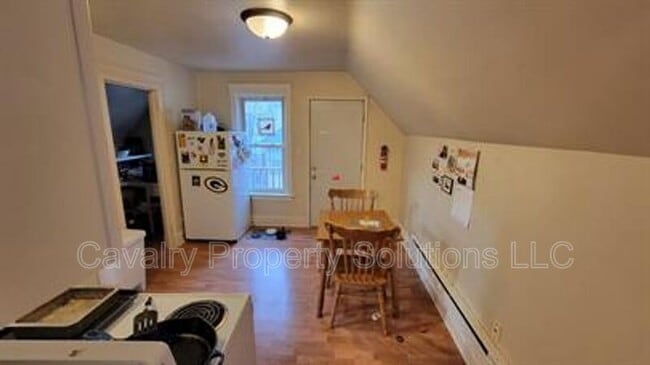 Building Photo - 617 E 8th St