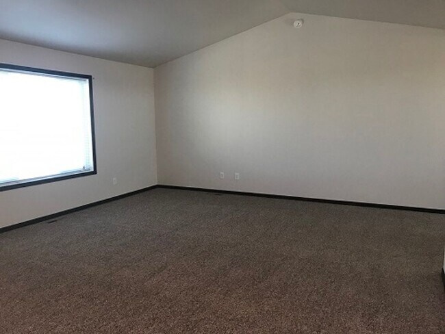 Building Photo - 3 Bed 2 Bath
