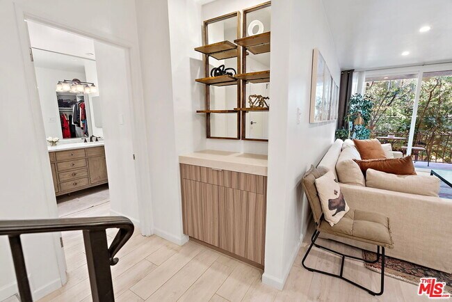 Foto del edificio - 838 S Barrington Ave