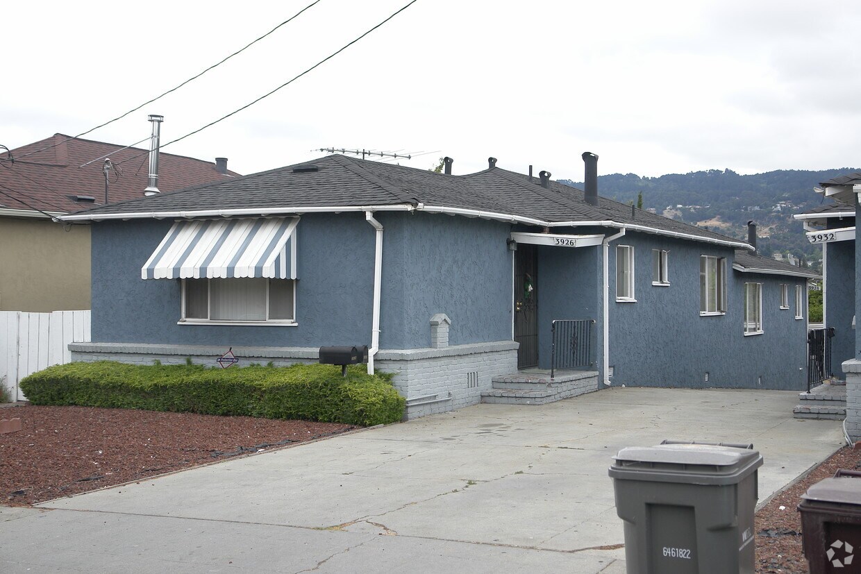 Building Photo - 3920-3926 Lyon Ave