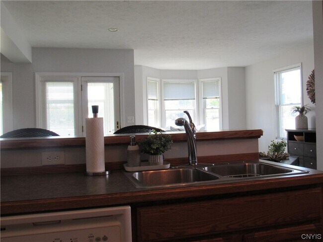 Foto del edificio - 28 E River Rd