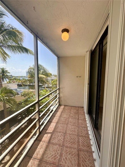 Foto del edificio - 2935 NE 163rd St