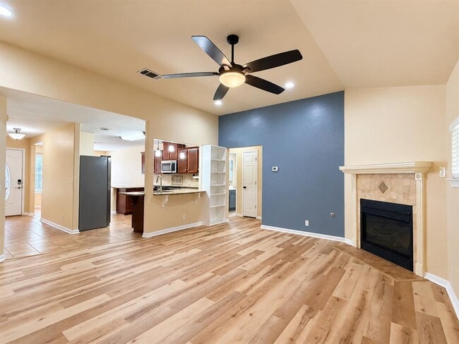Building Photo - 807 Hilltop Dr