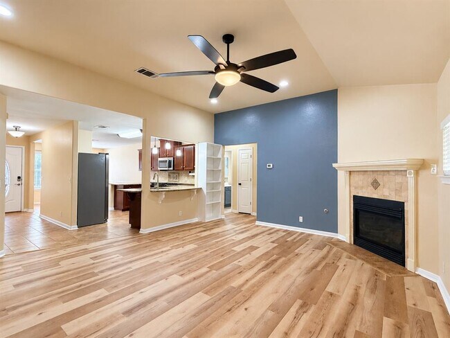 Foto del edificio - 807 Hilltop Dr