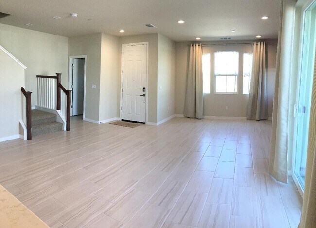 Building Photo - Elegant 3 Bedroom Smart Home!