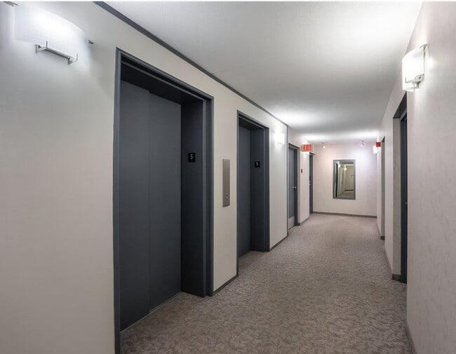 Building Photo - 365 Wellington Cres