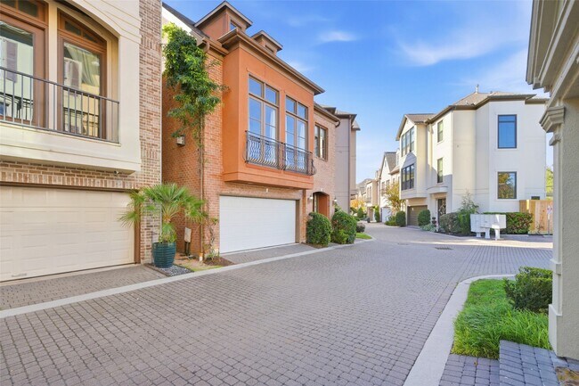 Building Photo - 9295 Buffalo Speedway