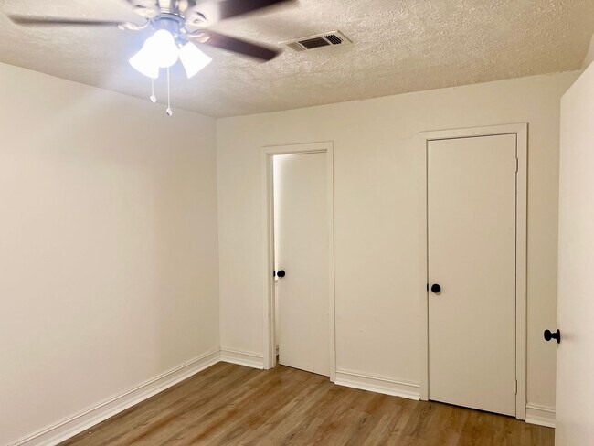 Foto del edificio - 1 Bed/1 Bath for Rent Near Downtown Brandon!