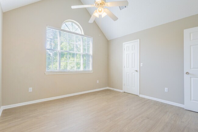 Dormitorio grande con techo abovedado - Caledon Apartments