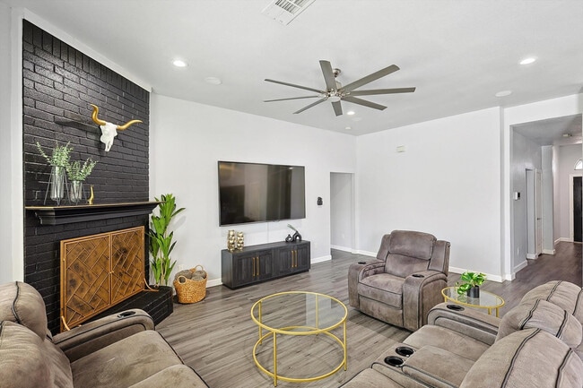 Building Photo - 521 E Robin Ct