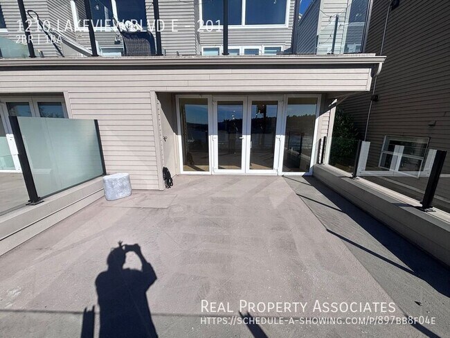 Foto del edificio - 1210 Lakeview Blvd E
