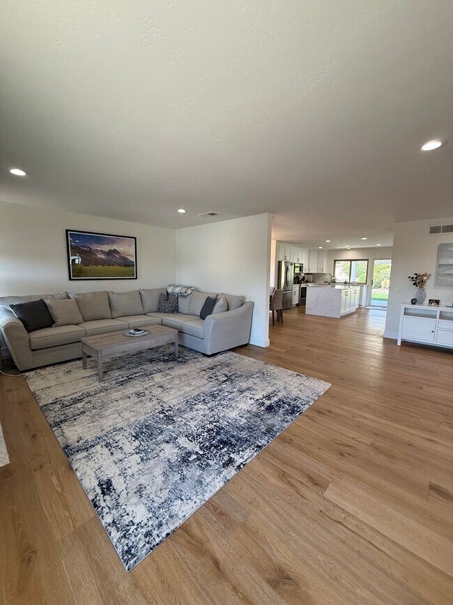 Building Photo - Gorgeous Remodeled 2Br/2Ba house W/2 Car attached  Garage in Oaks North