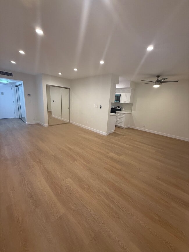 Building Photo - 330