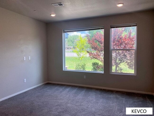 Building Photo - Lovely Newer Townhouse