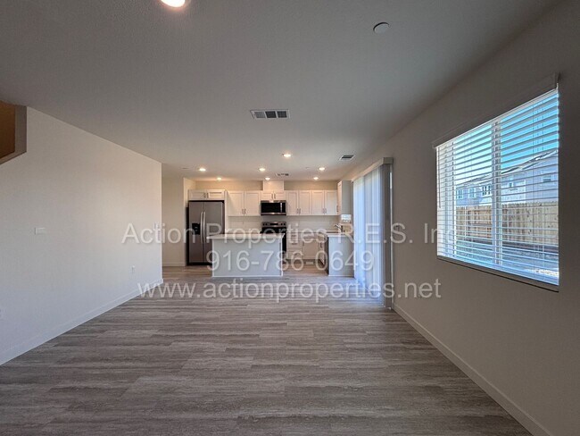 Foto del edificio - New Home: Amoruso Ranch Roseville:Solar DR Horton 4 Bedroom 2.5 Bath, Open Floor Plan,