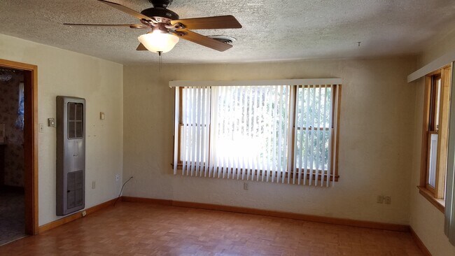 Building Photo - CLASSIC HOME WITH BASEMENT AND HARDWOOD FL...