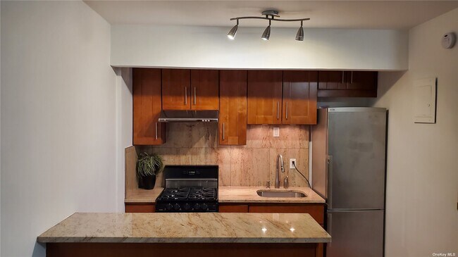 Foto del edificio - 84-16 Elmhurst Ave