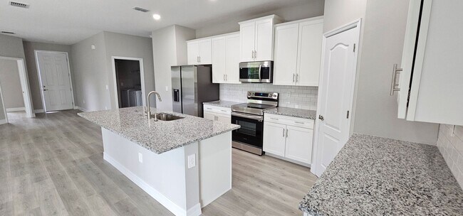 Foto del edificio - Over 1900 Sqft of New Construction. 4 bedr...