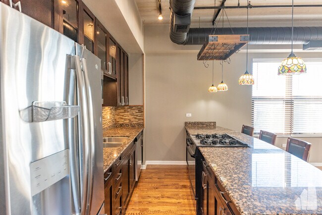 Foto del edificio - Don't miss out on this sunny 2B 2B unit av...