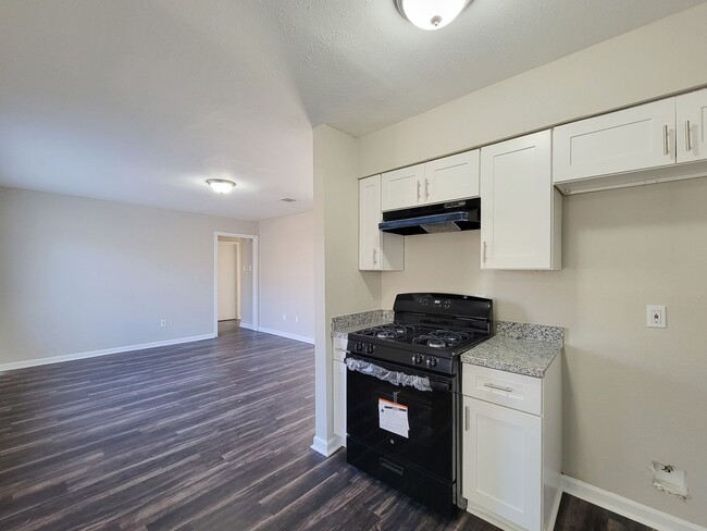 Foto del edificio - REMODELED/ UPDATED 4 BEDROOM 2 BATH WITH C...