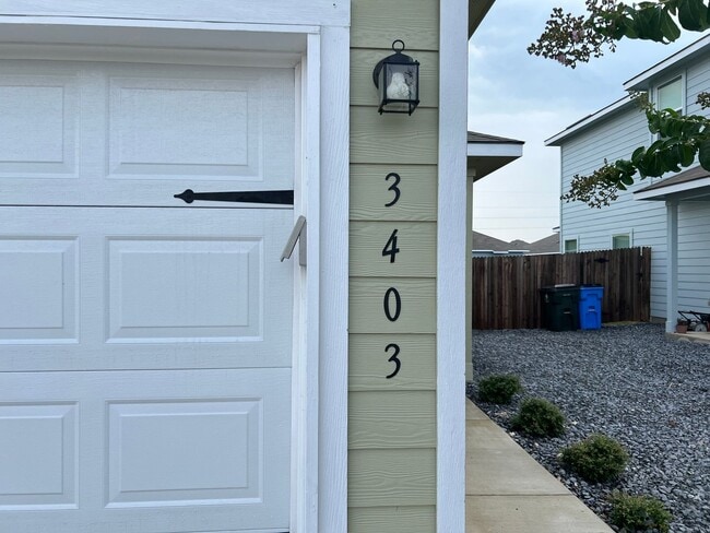 Building Photo - Luxury 3/2 Townhouse in Seguin, Texas