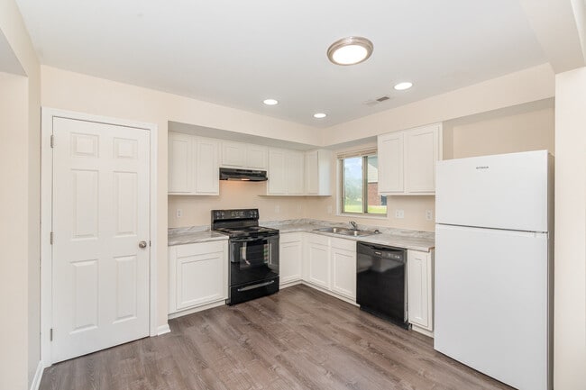 Building Photo - Howell Management Florence Townhomes