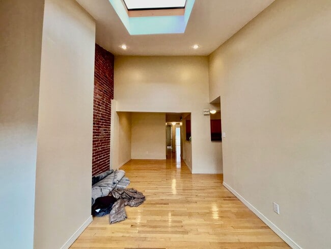 Building Photo - Queen Village 2bd w/ Parking and Private Deck