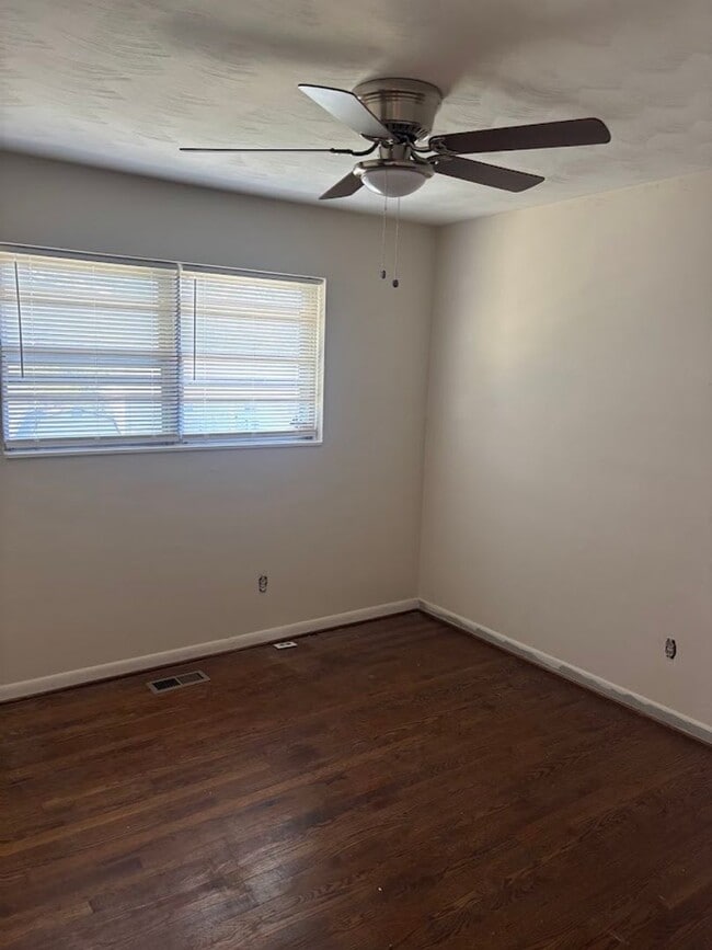 Building Photo - Spacious 4 Bedroom/2 Bath