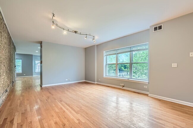 Foto del edificio - 4736 S St Lawrence Ave