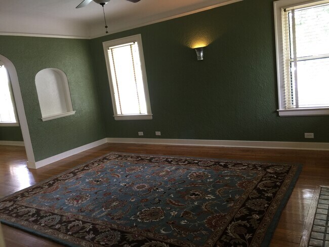 living room with Art Deco sconces and rug - 118 W Ridgewood Ct
