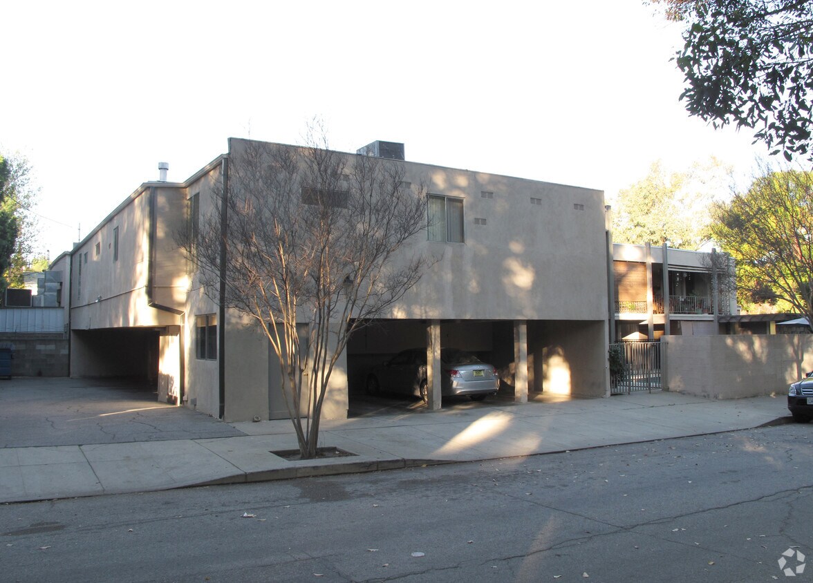 Building Photo - Country Club Apartments