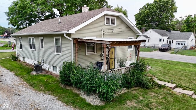 Building Photo - 302 E Troy Ave