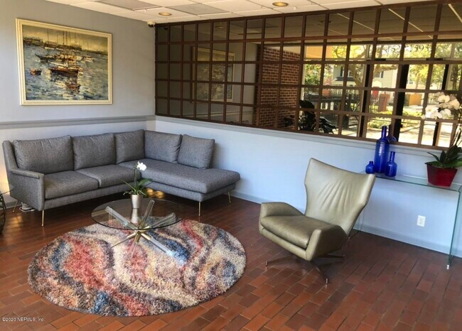 Foto del edificio - 1561 Le Baron Ave