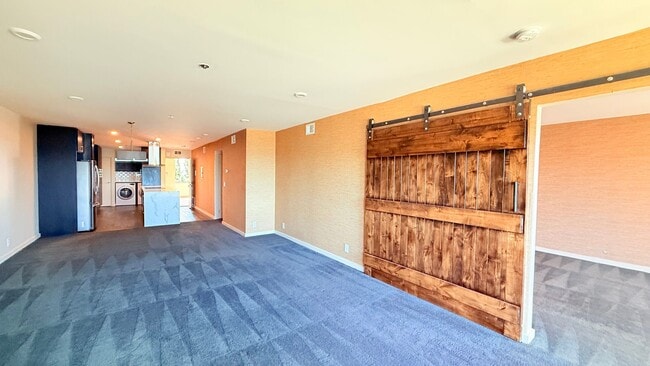Building Photo - 933 Shore Line Dr