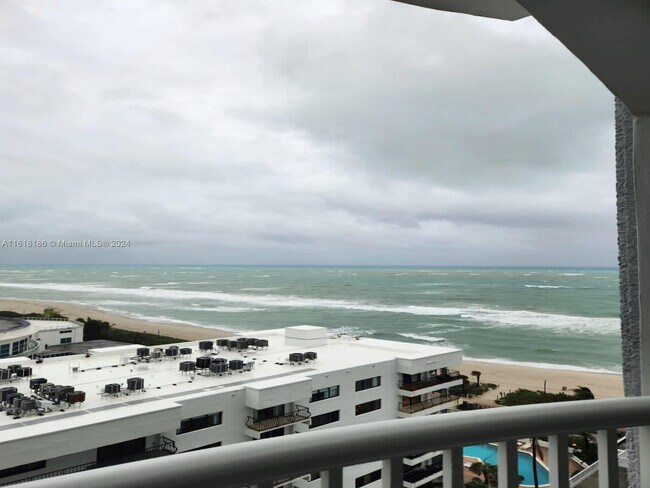 Foto del edificio - 5401 Collins Ave