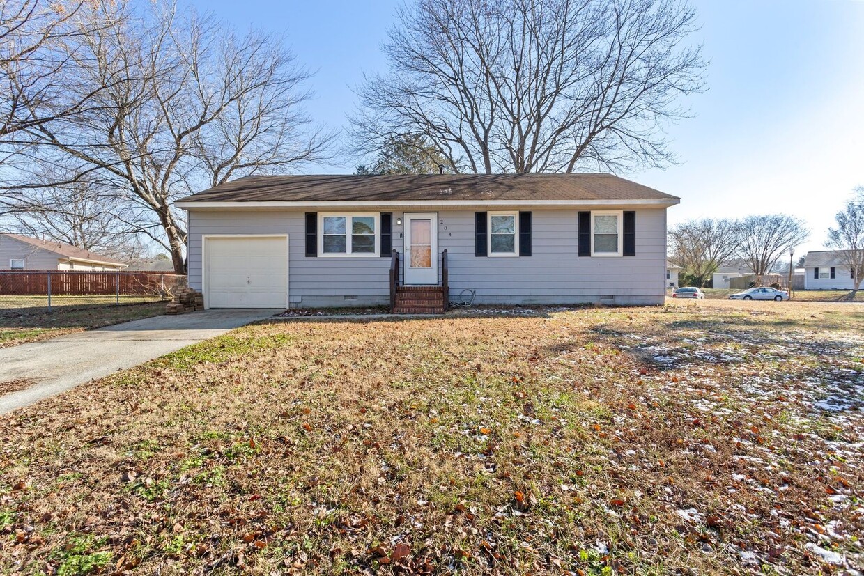 Primary Photo - Charming Home in Menchville Meadows