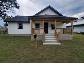 Building Photo - 813 Harlan St