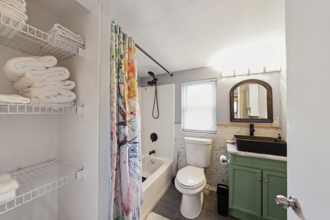 Building Photo - Charming, Fully Finished, 2 Bedroom Home w...