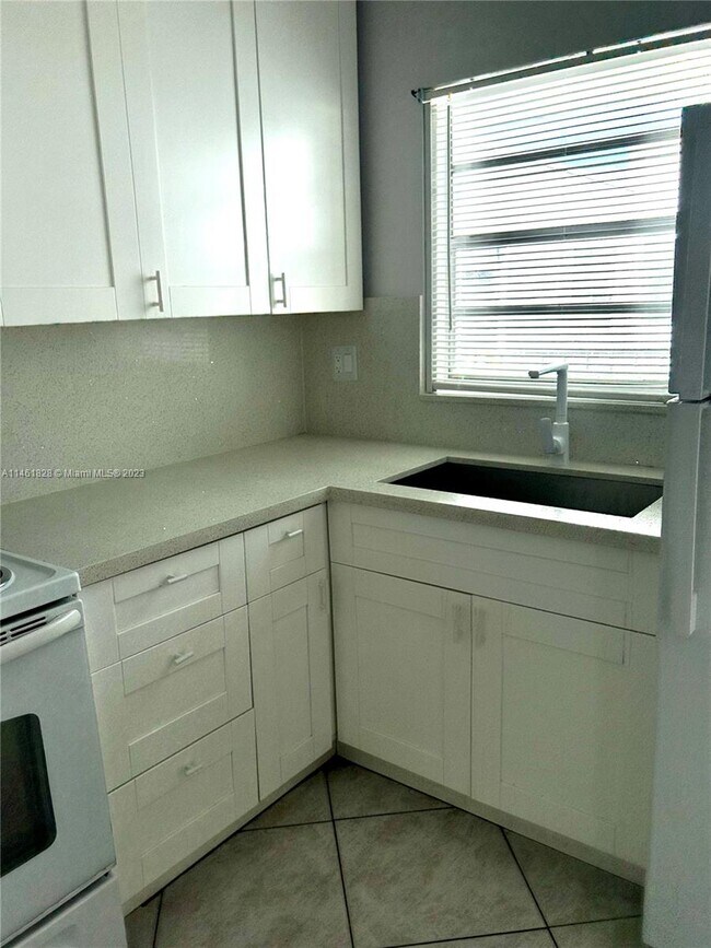 Foto del edificio - 2998 Sunrise Lakes Dr W