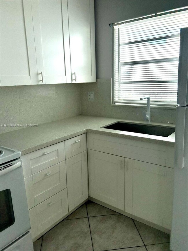 Building Photo - 2998 Sunrise Lakes Dr W