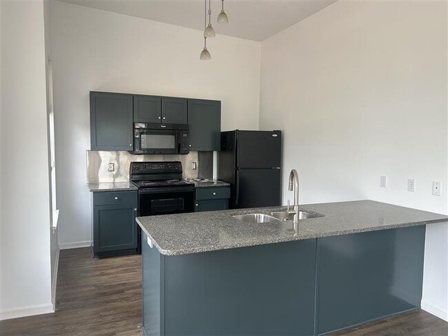 Building Photo - 920 Wealthy St SE