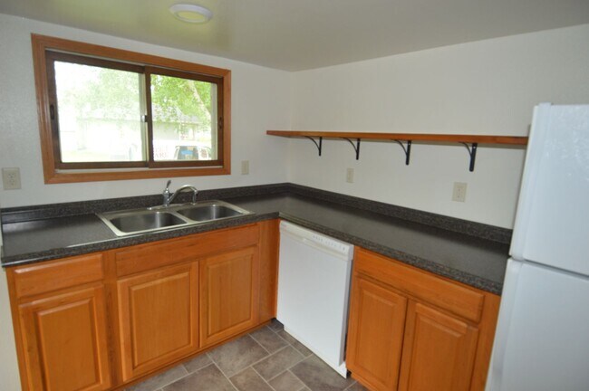 Building Photo - 4 Bed House for Rent- Move-In Ready!!