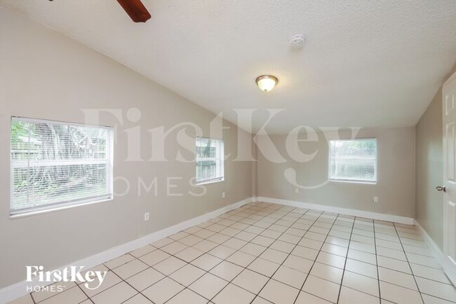 Foto del edificio - 5740 Douglas St